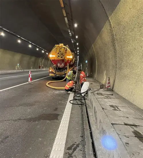 广灵隧道排水渠清淤